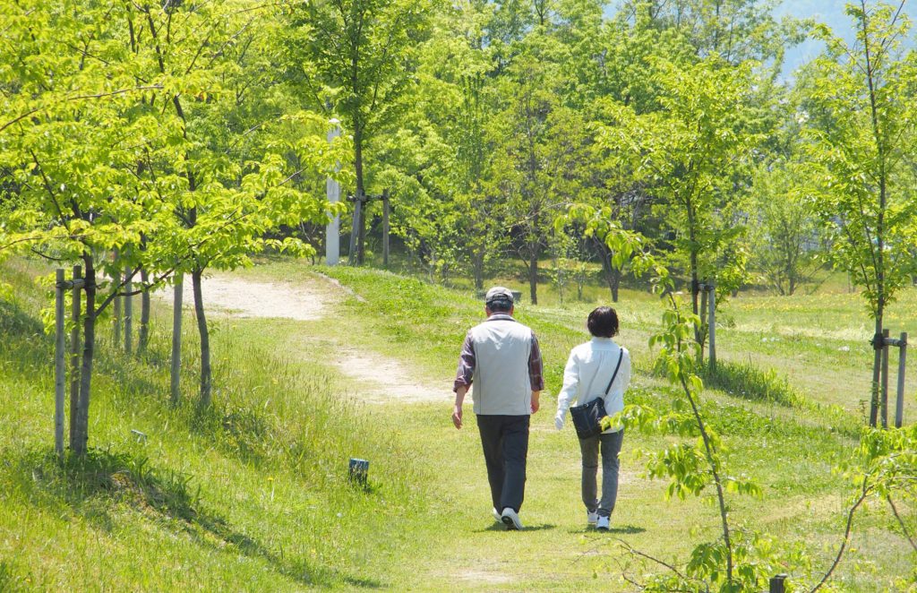 散歩する老夫婦の写真